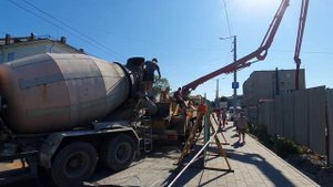 Техника для перевозки и подачи бетона на высоту. Мужчина супермодель.