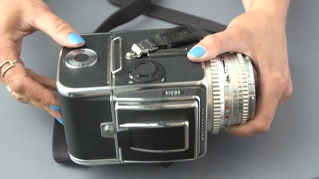 Hasselblad - Removing the film back смотреть онлайн