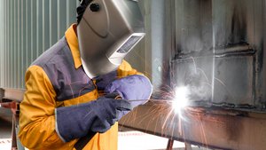 Сварщики и программисты получают самые высокие зарплаты в России