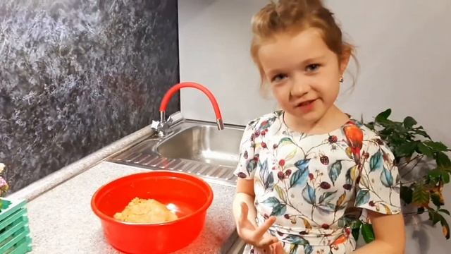Конфетки из вареной сгущенки и печенья.