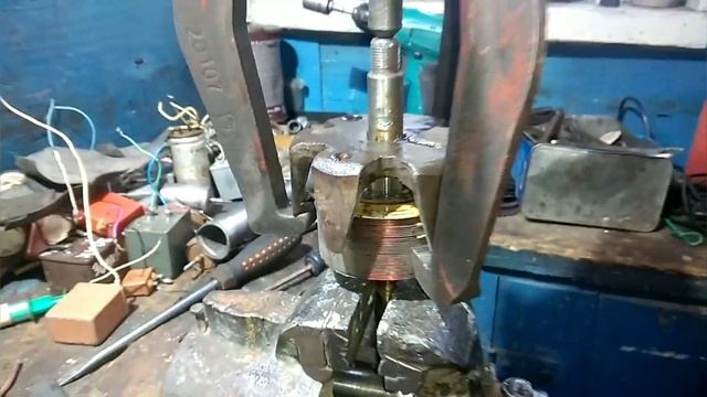 Конкретная разборка якорей генератора и стартера с помощью съёмника и кувалды смотреть онлайн