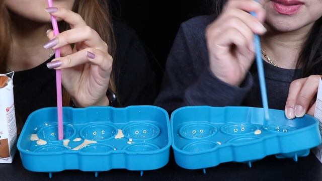 ICE CUBE COFFEE MILK RACE! USING ONLY A STRAW! SPEED DRINKING COMPETITION | Kim&Liz Too смотреть онлайн