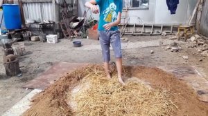 Мажем глиной сарай