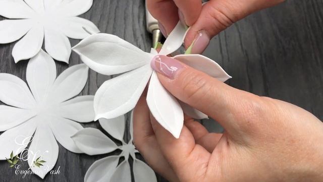 МК ??? объемный ЦВЕТОК сделать ПРОСТО и БЫСТРО | ДЕКОР детской ШАПОЧКИ ??? FLOWERS from foamiran смотреть онлайн