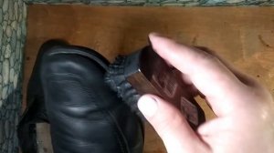 Как правильно чистить кожаную обувь?