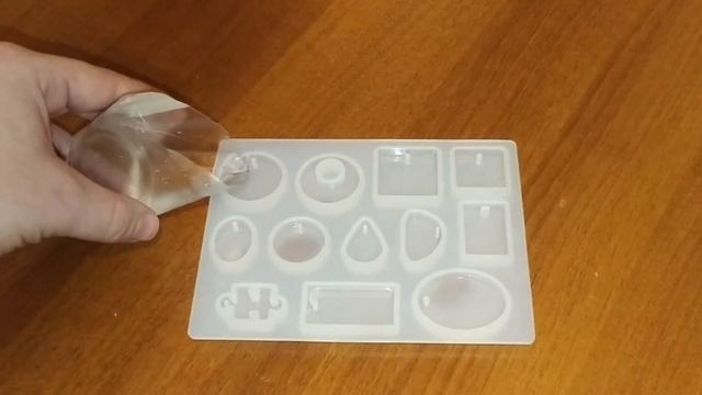 Кулоны из эпоксидной смолы и монет