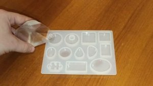 Кулоны из эпоксидной смолы и монет