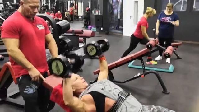 Жим гантелей лежа на наклонной скамье на верх груди смотреть онлайн