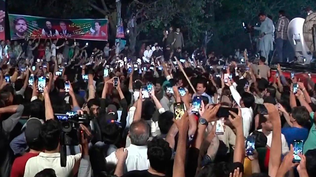 Тысячи сторонников встретили бывшего премьера Пакистана Имран Хана после освобождения под залог