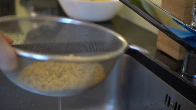 Морозным утром варю кофе и готовлю завтрак для семьи. Видео в 4К смотреть онлайн