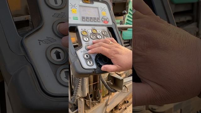 Асфальтоукладчик VOGELE ( Вогель) 1900, разбор пульта управления для начинающих операторов смотреть онлайн