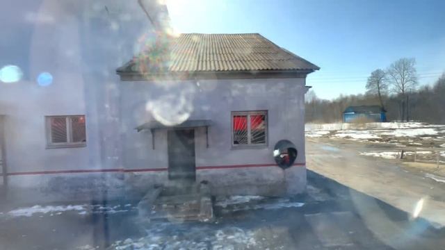 Река Ловать,ст. Парфинно,2ТЭ116 - 1296 с грузовым (из окна электропоезда "Ласточка-Премиум") смотреть онлайн