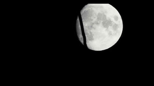 Был уверен, что снял НЛО. Челябинец предоставил фото непонятного объекта на фоне луны смотреть онлайн