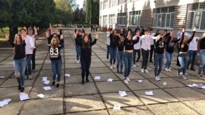 Танцевальный флешмоб от старшеклассников 2019