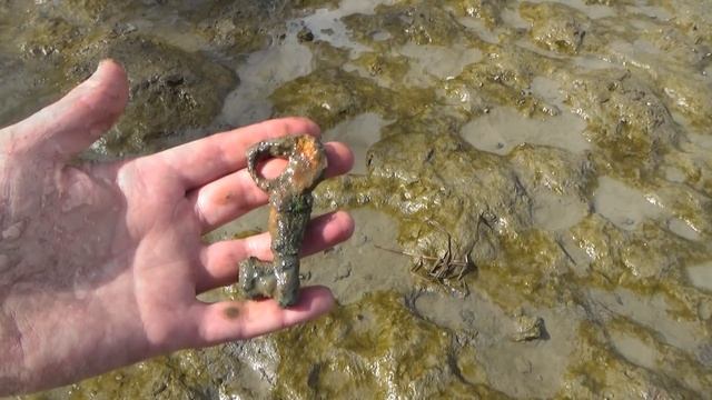 Mudlarking the River Thames - A Mystery find emerges from the mud (& several military artefacts) смотреть онлайн