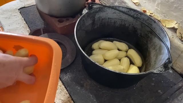 Домик в горах. Готовлю утку в казане на печке. Дома уютно. Прогулка к реке.