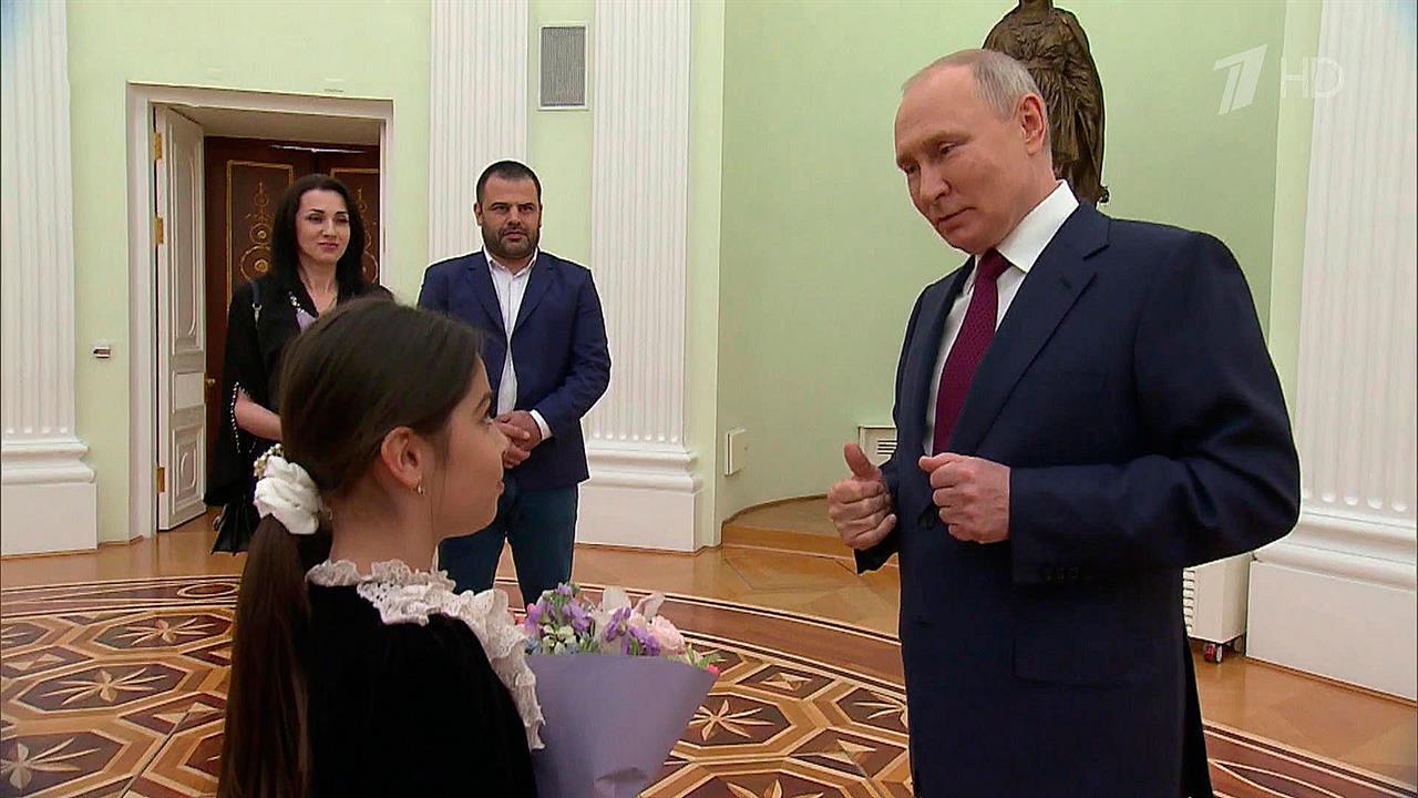 В. Путин пригласил в Кремль девочку, которая расстроилась и не смогла увидеть президента в Дербенте