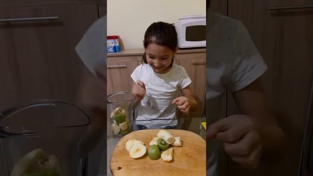 Делаем смузи из банана и из киви и из яблоко смотреть онлайн