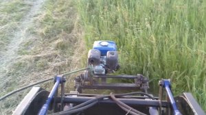 Роторная косилка для мини погрузчика в работе.