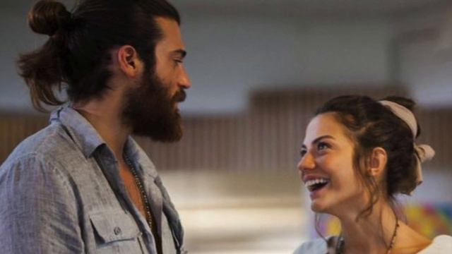 Can Yaman y Demet Özdemir compartieron la buena noticia tomados de la mano смотреть онлайн