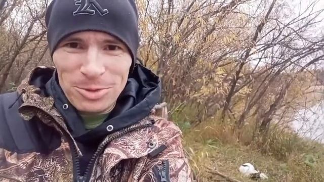 Онлайн Рыбалка Осенью. Двое на берегу с ДОНКАМИ. смотреть онлайн