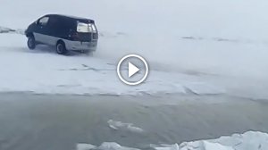 В Якутии микроавтобус ММС Делика перепрыгнул через опасный разлом на льду.mp4