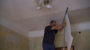 Обои на потолок в одиночку