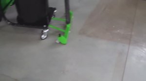 Уборка цеха промышленным пылесосом ADS328 с подвесной щёткой