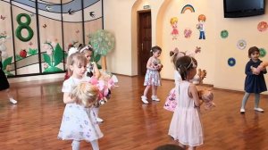 Младшая группа танец  с куклами