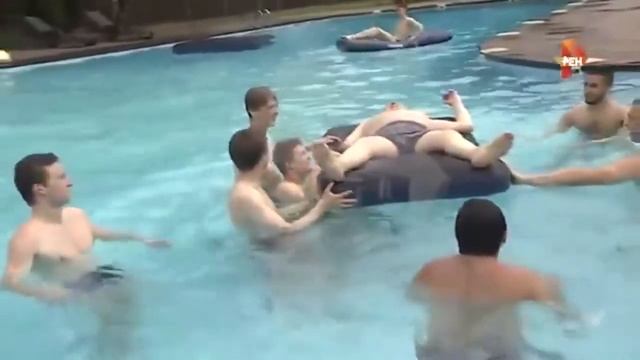 Жириновский плавает в бассейне с молодыми активистами. Кадровая политика ЛДПР