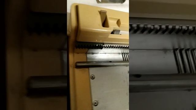 Продана. Японская перфокарточная вязальная машина SINGER 700 (Silver Reed SK700) смотреть онлайн