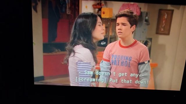 Sam eating Pie behind Carly and Freddie's back. смотреть онлайн