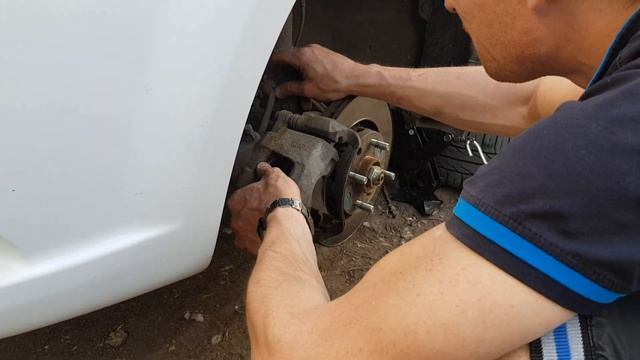 Замена тормозных колодок Ravon R3 смотреть онлайн