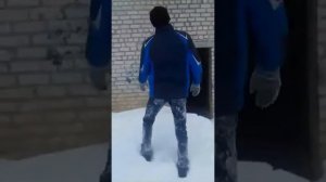 Ребята прыгают со второго этажа в снег 2