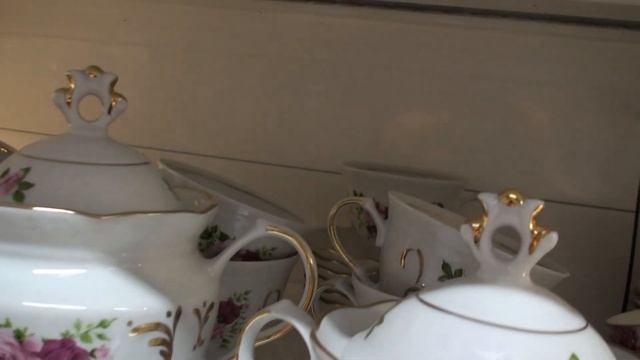Недорогие чайные сервизы на полках в магазине. Обзор смотреть онлайн