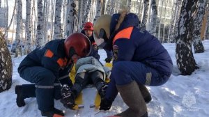 Свердловские спасатели провели тренировку по эвакуации пострадавшего в лесной местности