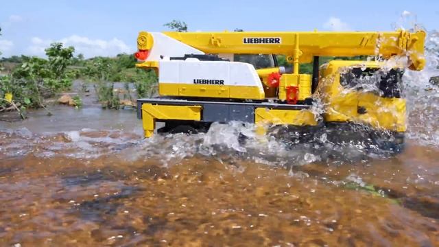 Самосвал Scania свалился в бурлящую реку смотреть онлайн