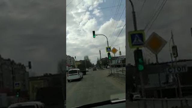 В Волжске на одном из перекрестков покачивается светофор