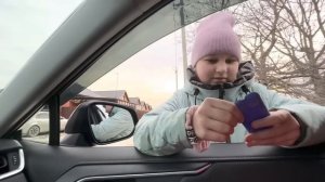 VLOG Алиса КУПИЛА НОВЫЙ ТЕЛЕФОН ! Наш вечер ! ГОТОВИМ и ШЬЁМ одежду для игрушек !