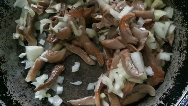 ЧТО ПРИГОТОВИТЬ ИЗ РЯДОВКИ ЛИЛОВОНОГОЙ? ЖАРЕНЫЕ СИНЕНОЖКИ В СМЕТАНЕ смотреть онлайн