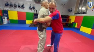 Освобождение от захвата туловища спереди с руками