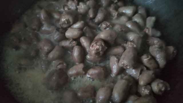 Тушёные куриные сердечки в сметане