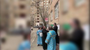 Священники выпускают птиц на праздник Благовещения Пресвятой Богородицы. Алексеевский храм. 070421.