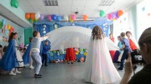 танец с тканью на выпускном