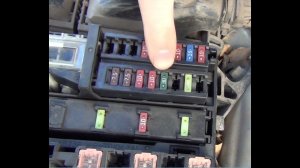 Замена предохранителя впрыска топлива №24 в Тойоте Королла Е150