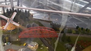 ПОЕЗДА В АКВАРИУМЕ  ТЦ) Непонятная игрушка для детей и взрослых в московском торговом центре