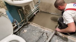 Заливаем новую стяжку в ванной комнате. Ремонт в хрущевке.
