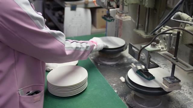 Процесс изготовления чайных чашек, тарелок и чайников. Японский производитель фарфора.