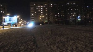 Лабрадор бросается на человека