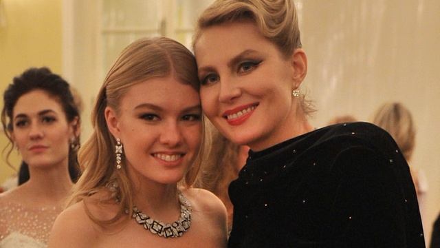 Унаследовала вашу красоту и грацию! Рената Литвинова похвасталась 19-летней дочерью. На маму похожа смотреть онлайн